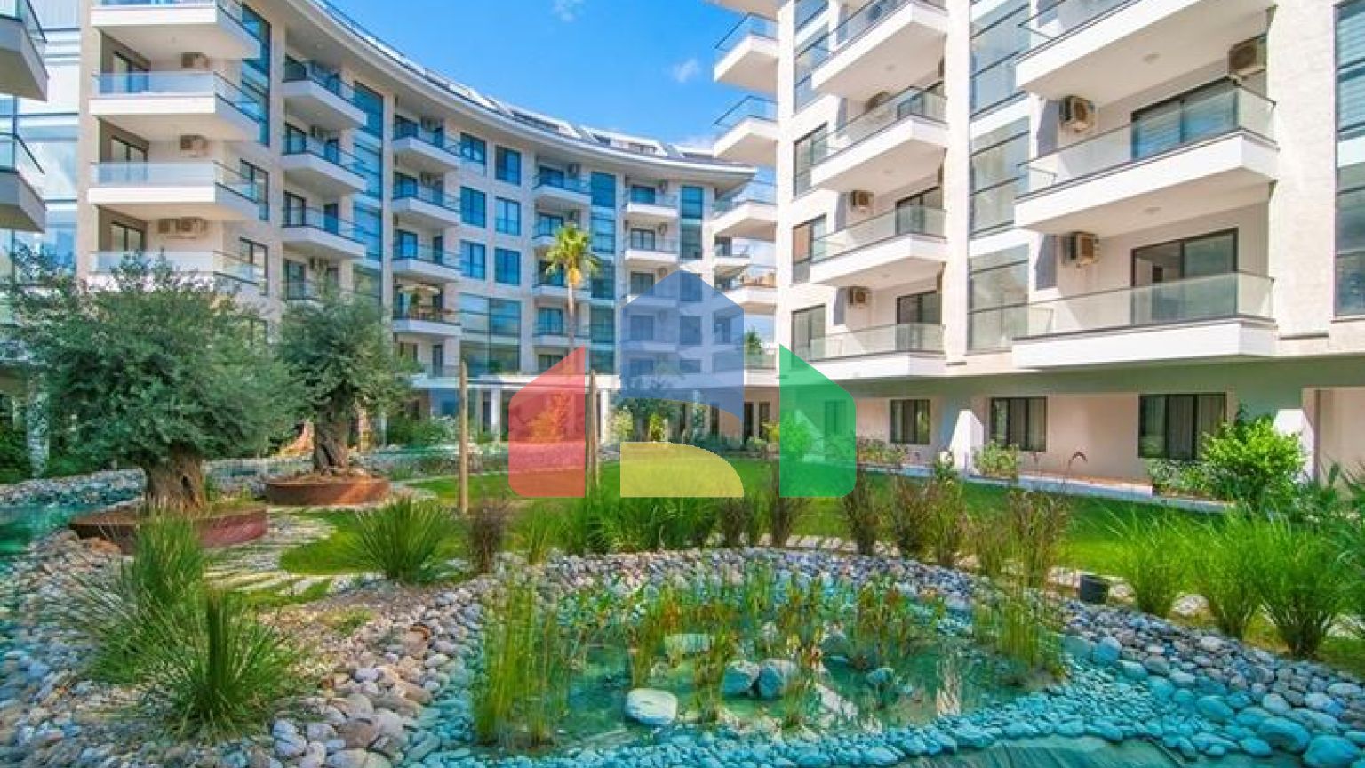 Трикімнатна квартира з дизайнерськими меблями в районі Кестель