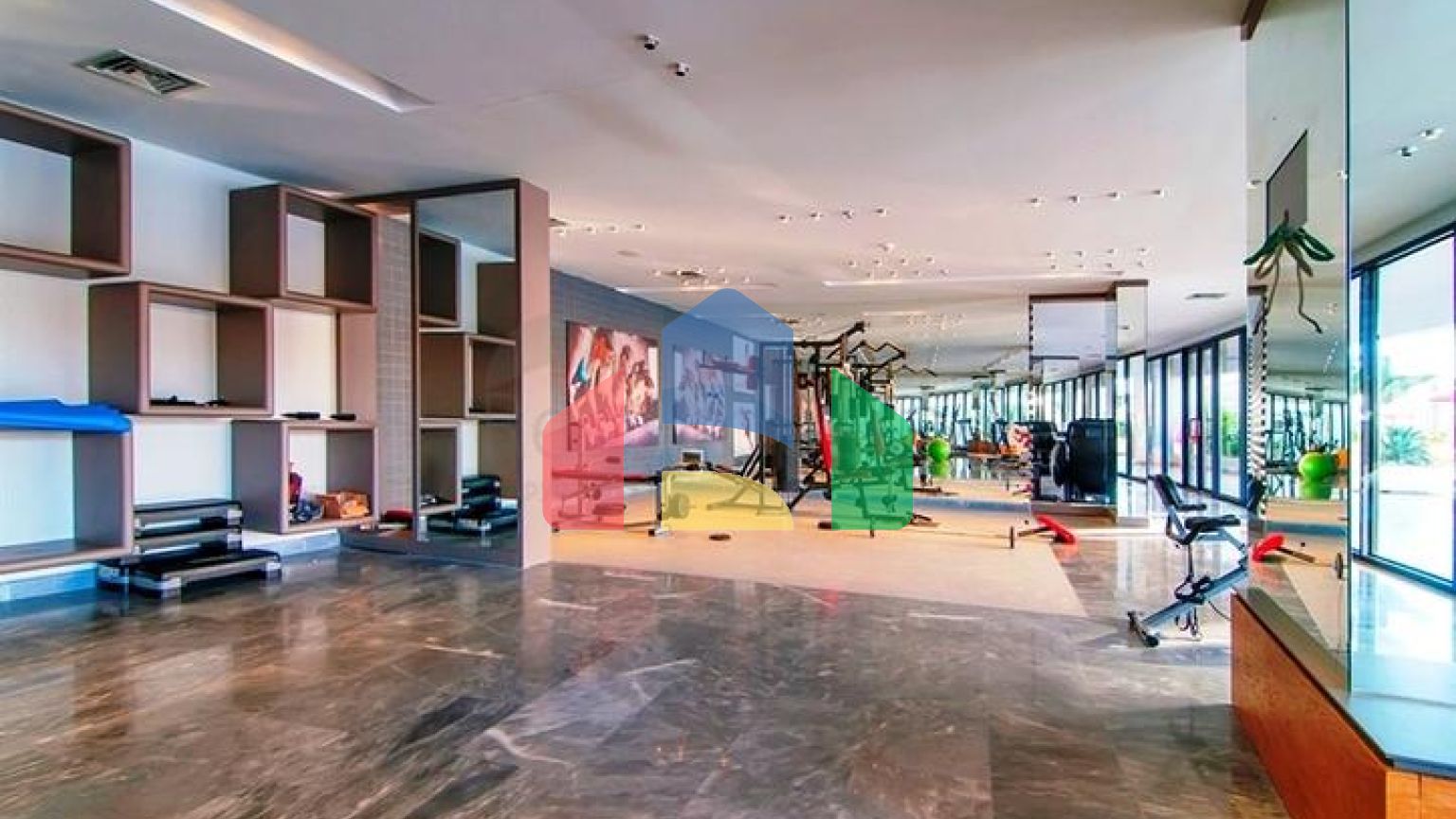 Трикімнатна квартира з дизайнерськими меблями в районі Кестель