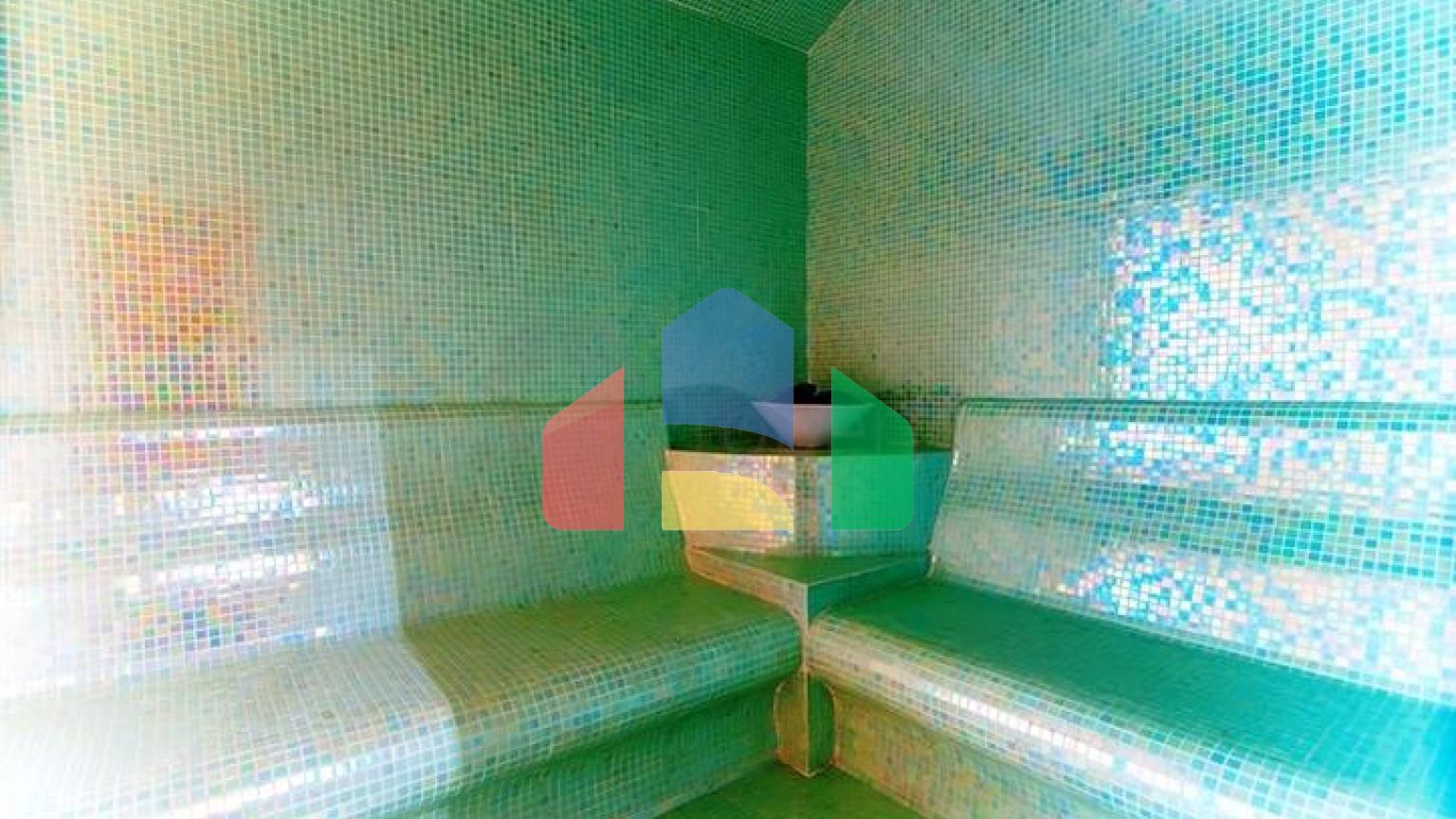 Трикімнатна квартира з дизайнерськими меблями в районі Кестель