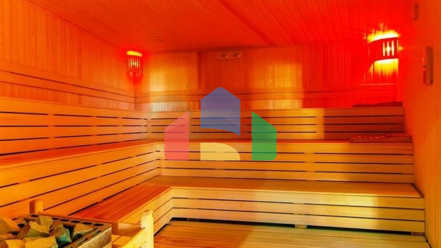 Трикімнатна квартира з дизайнерськими меблями в районі Кестель