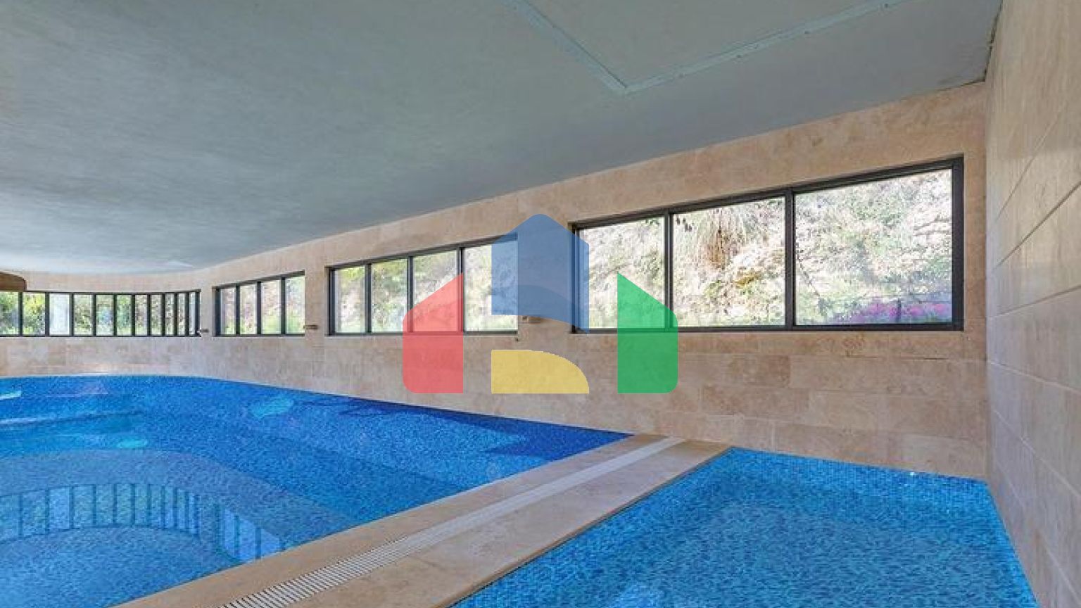 Трикімнатна квартира з дизайнерськими меблями в районі Кестель