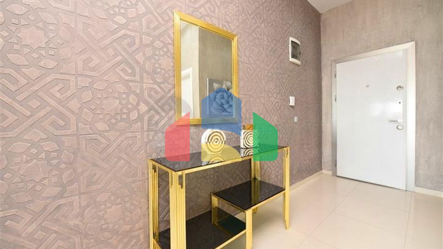 Трикімнатна квартира з дизайнерськими меблями в районі Кестель