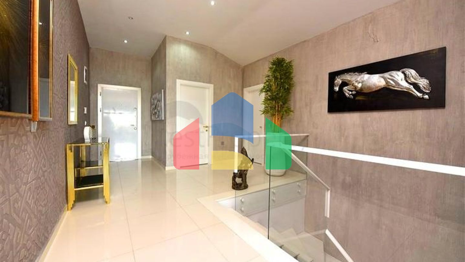 Трикімнатна квартира з дизайнерськими меблями в районі Кестель