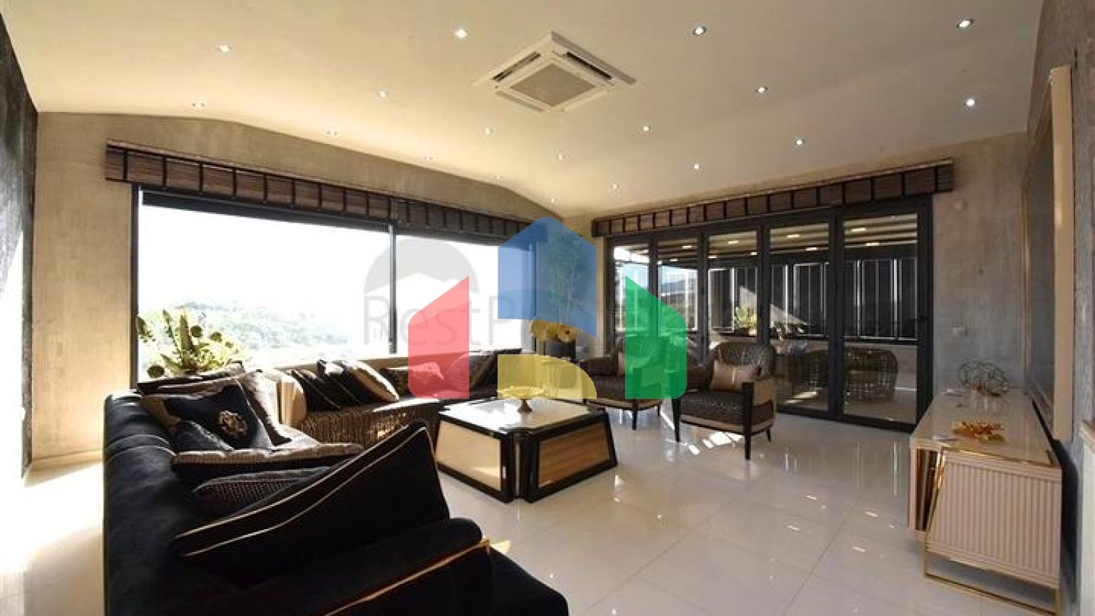 Трикімнатна квартира з дизайнерськими меблями в районі Кестель