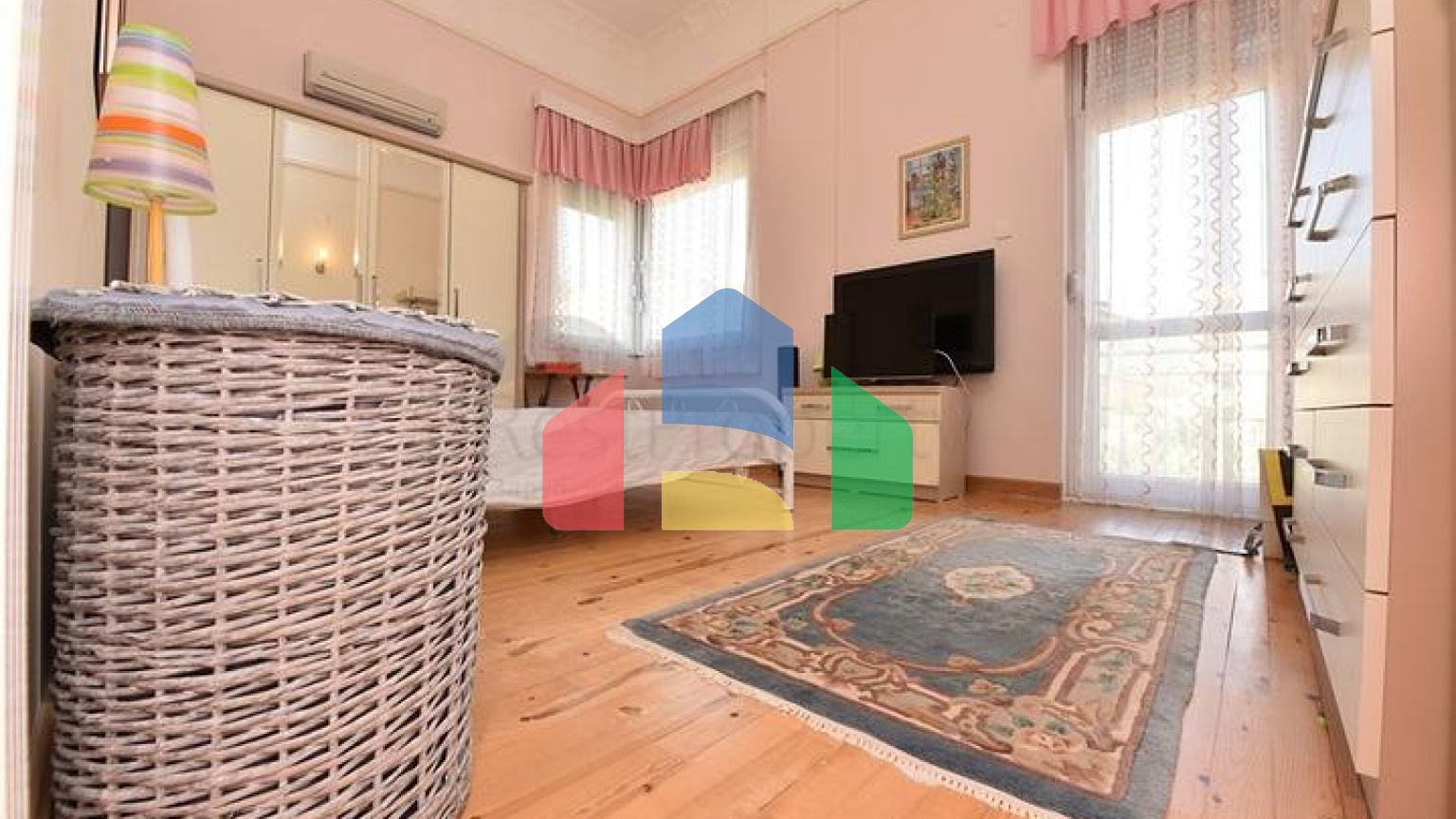 Вилла планировкой 6+1 с отдельной кухней в районе Кестель