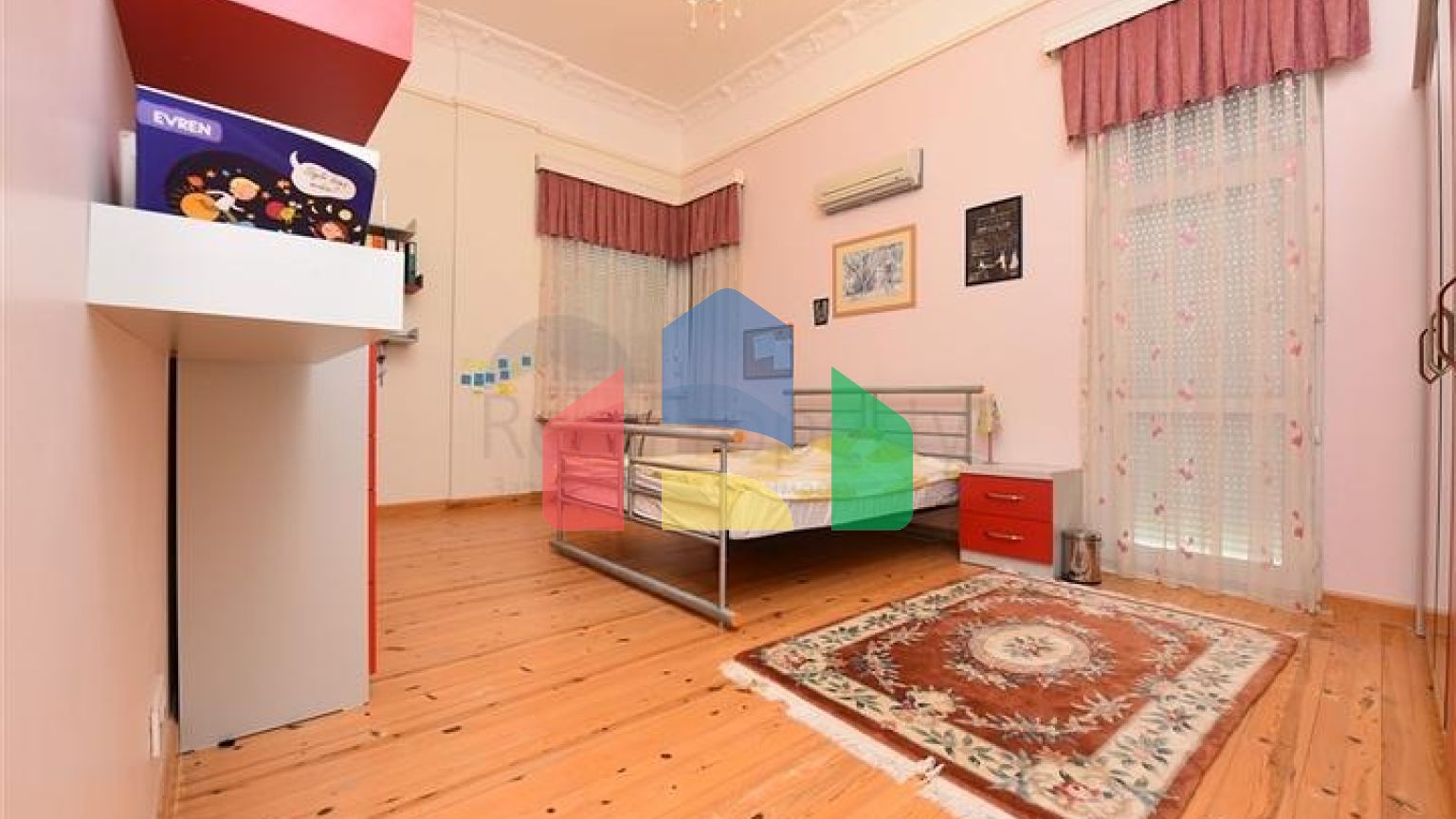 Вилла планировкой 6+1 с отдельной кухней в районе Кестель