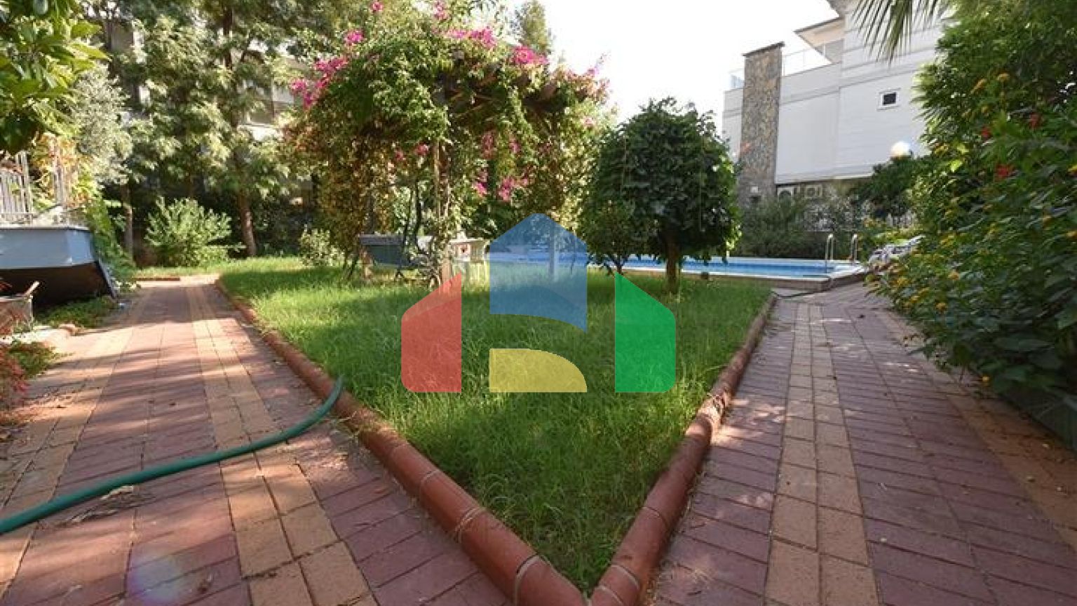 Вилла планировкой 6+1 с отдельной кухней в районе Кестель