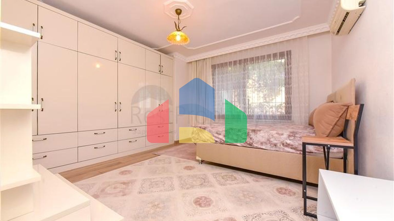 Просторная вилла 11+2 с частным участком и панорамным видом на море