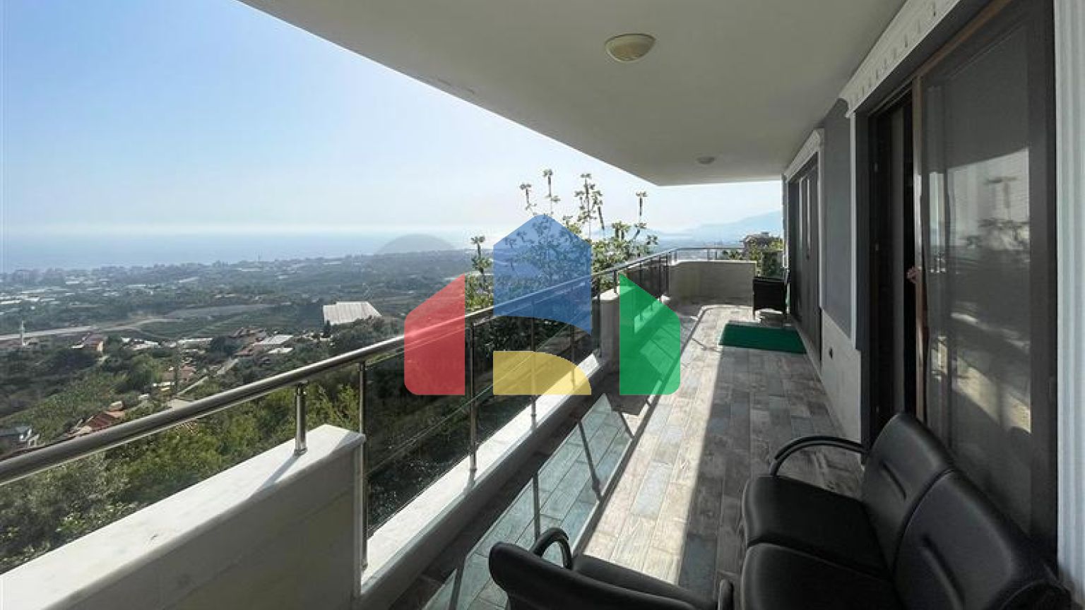 Просторная вилла 11+2 с частным участком и панорамным видом на море