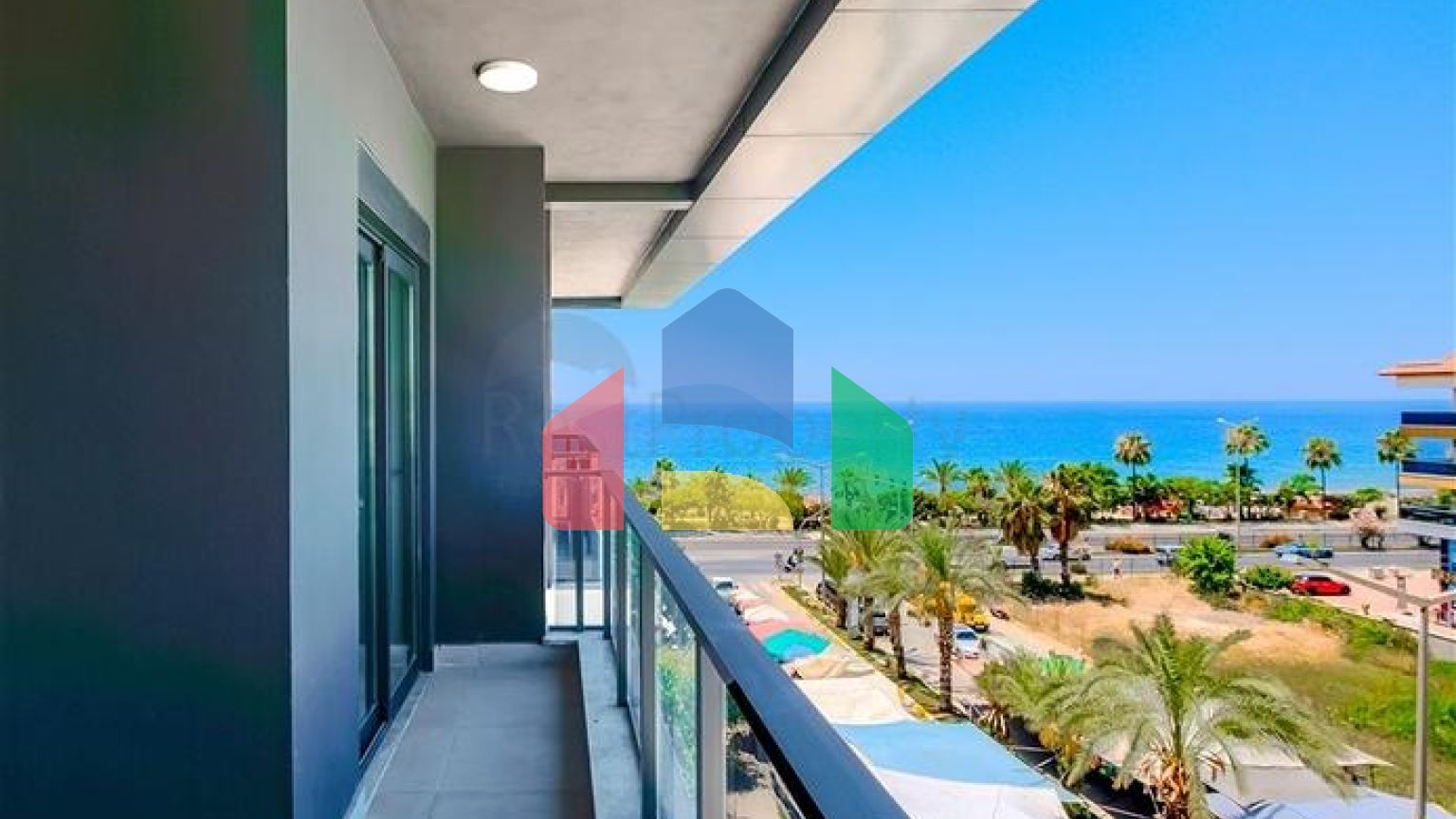 Пентхаус у моря с просторными террасами и панорамными видами