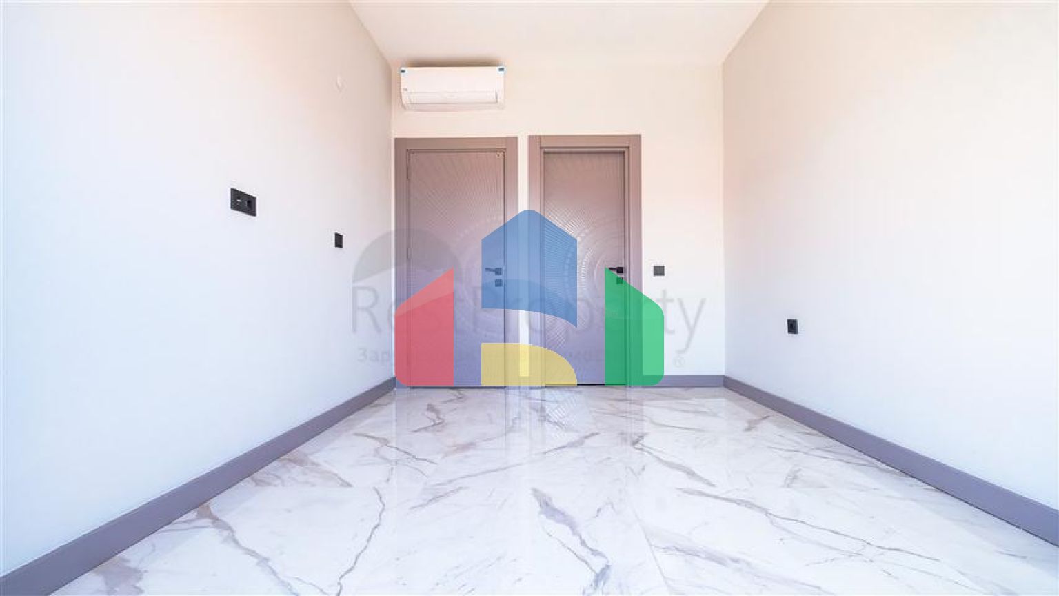 Пентхаус у моря с просторными террасами и панорамными видами