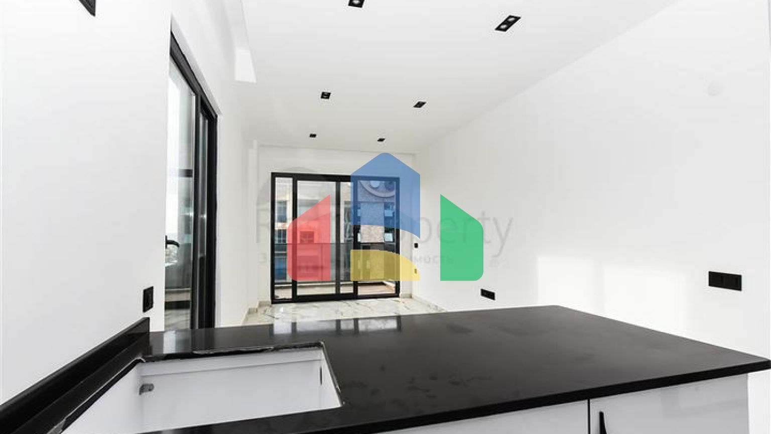 Світла двокімнатна квартира з видом гори і море