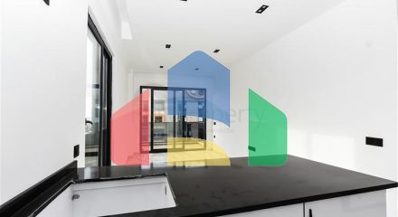 Світла двокімнатна квартира з видом гори і море