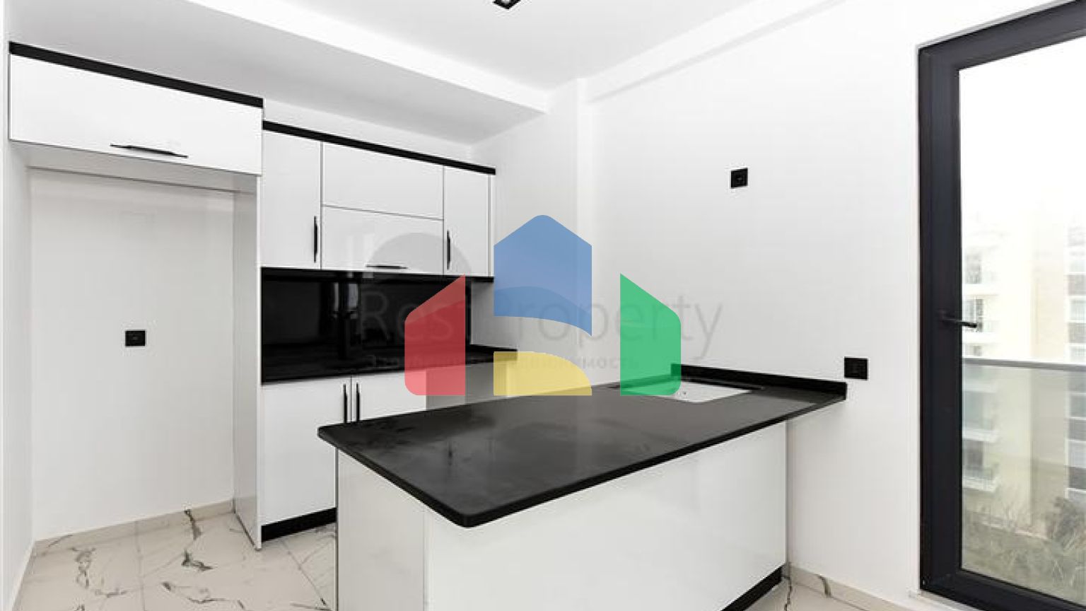 Світла двокімнатна квартира з видом гори і море