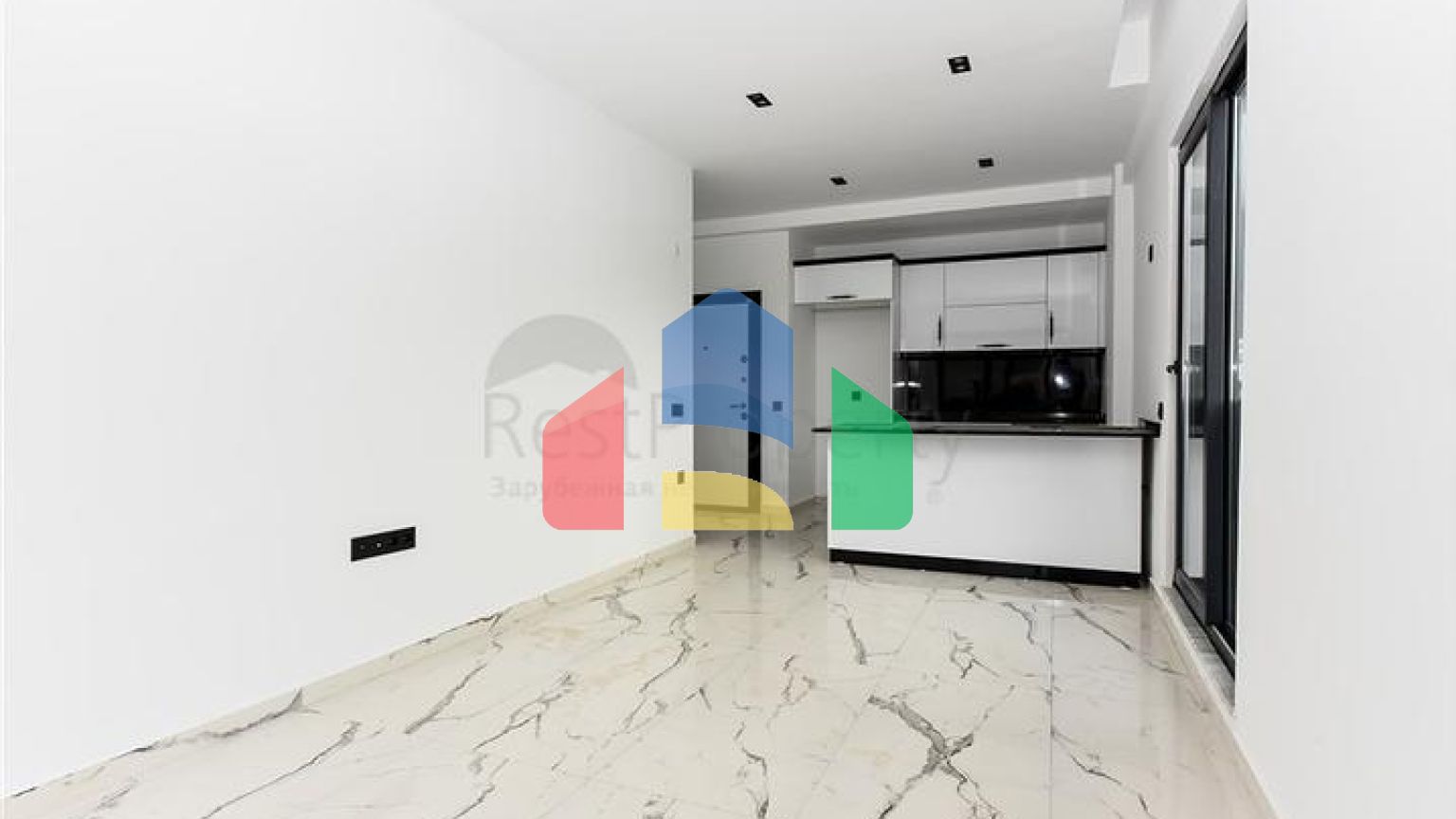 Світла двокімнатна квартира з видом гори і море