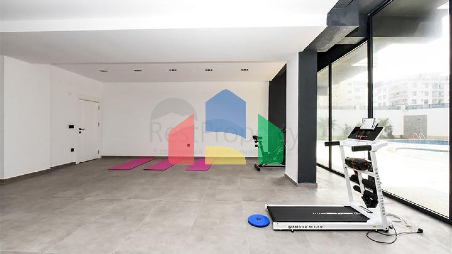 Світла двокімнатна квартира з видом гори і море