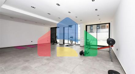 Світла двокімнатна квартира з видом гори і море