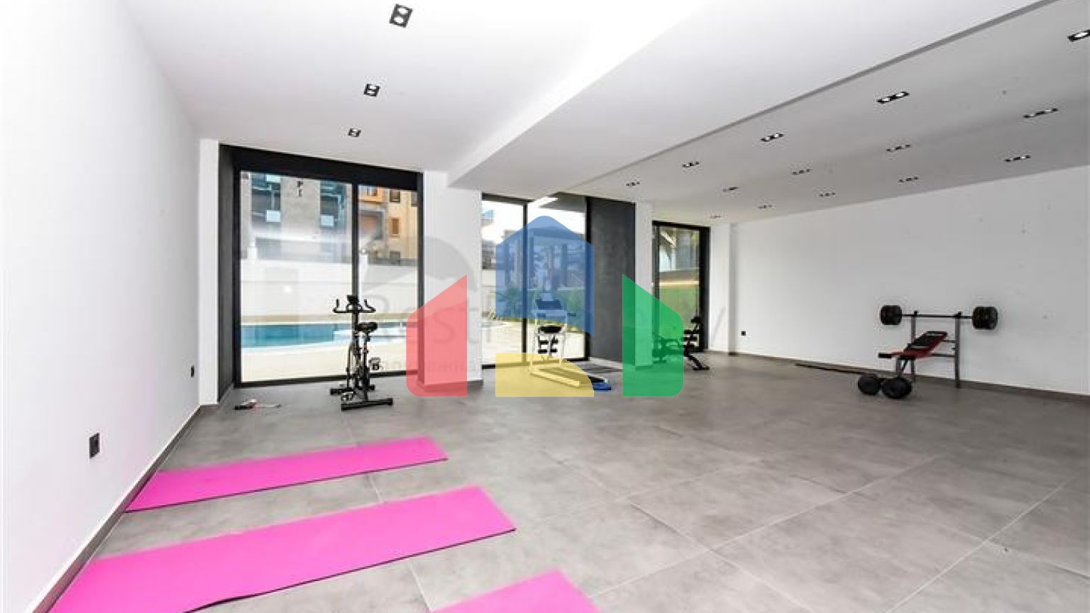 Світла двокімнатна квартира з видом гори і море