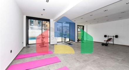 Світла двокімнатна квартира з видом гори і море