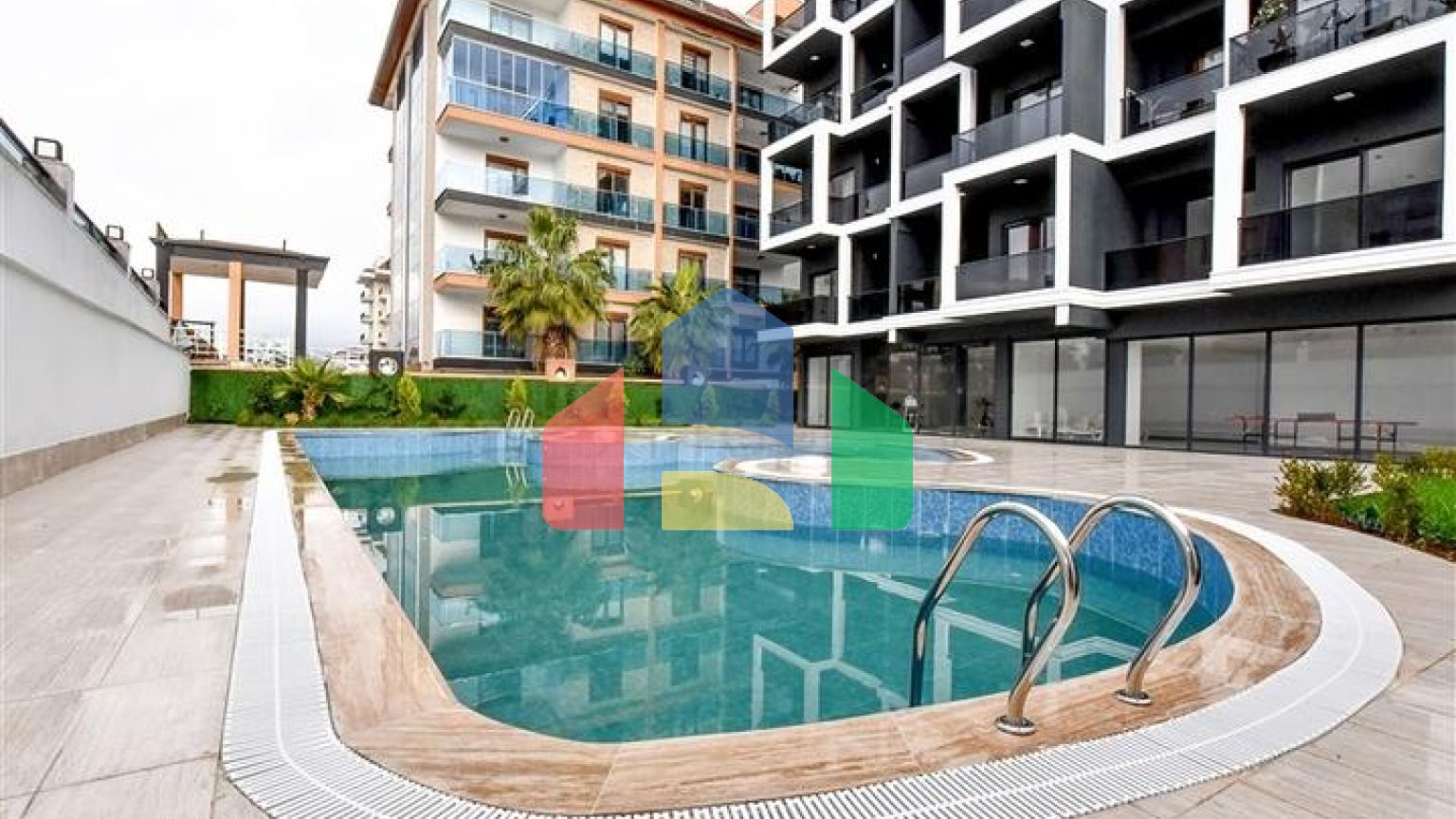 Світла двокімнатна квартира з видом гори і море