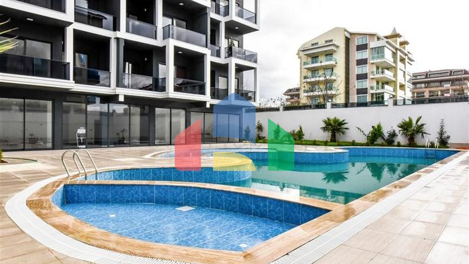 Світла двокімнатна квартира з видом гори і море