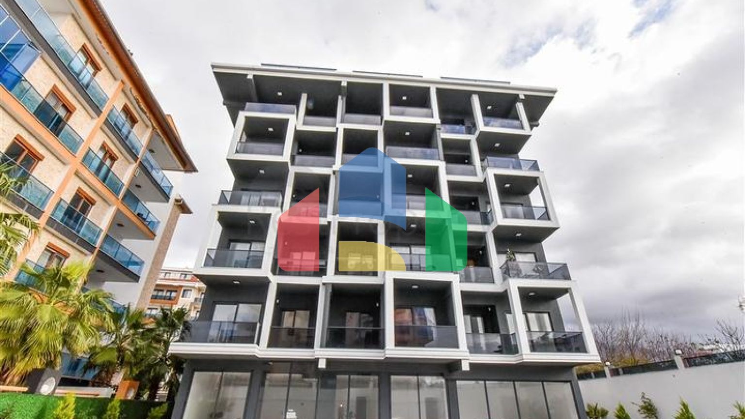 Світла двокімнатна квартира з видом гори і море