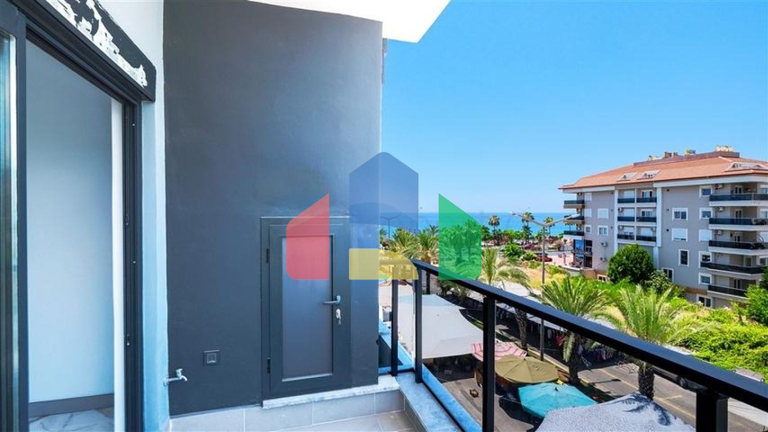 Сучасна квартира біля моря в оточенні тиші і комфорту