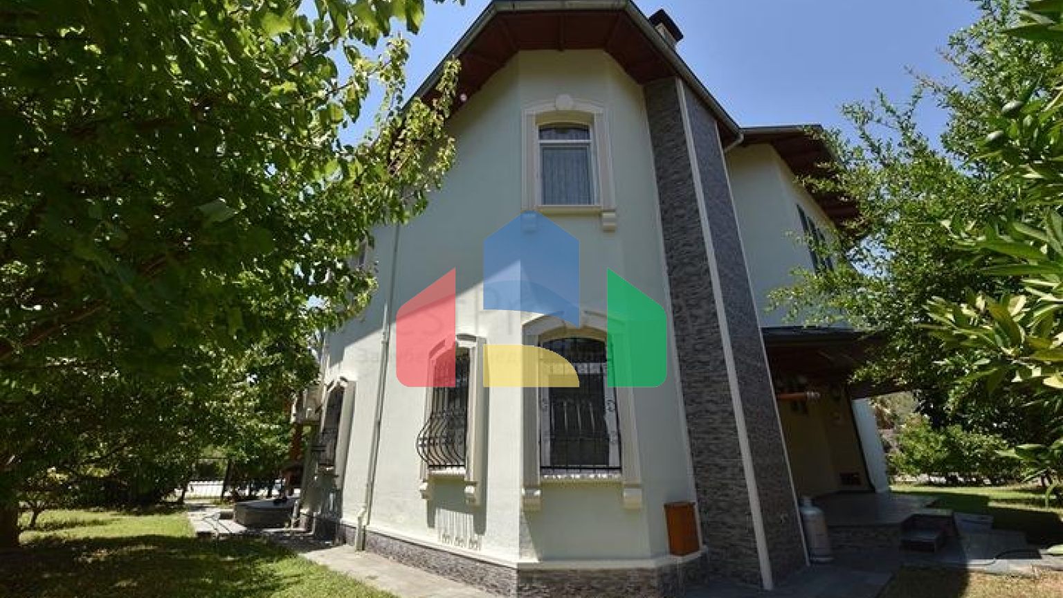 Просторная вилла 7+1 в районе Кестель