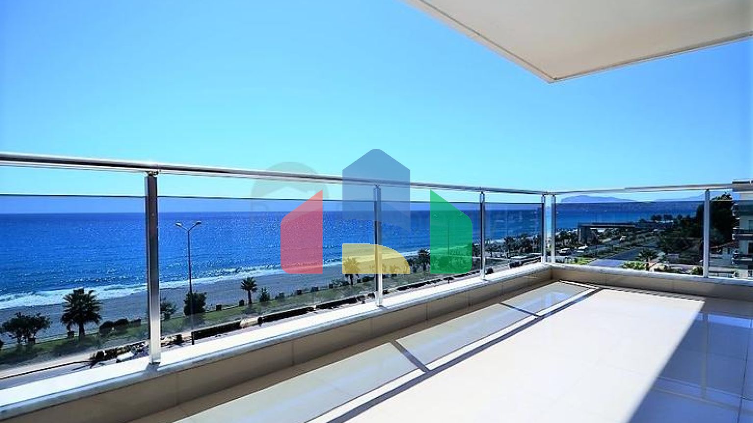 Большой светлый пентхаус с видом на Средиземное море