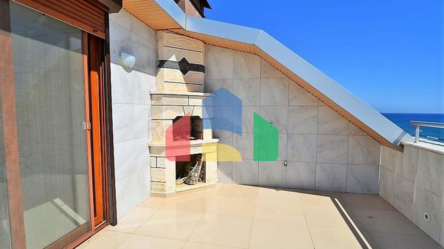 Большой светлый пентхаус с видом на Средиземное море