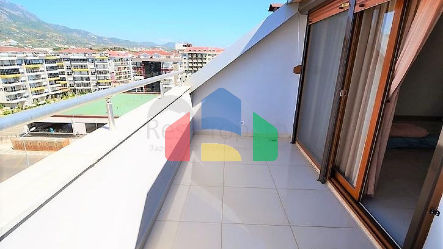 Большой светлый пентхаус с видом на Средиземное море