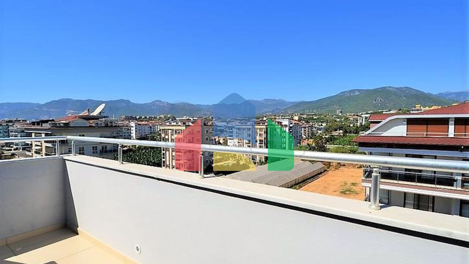 Большой светлый пентхаус с видом на Средиземное море