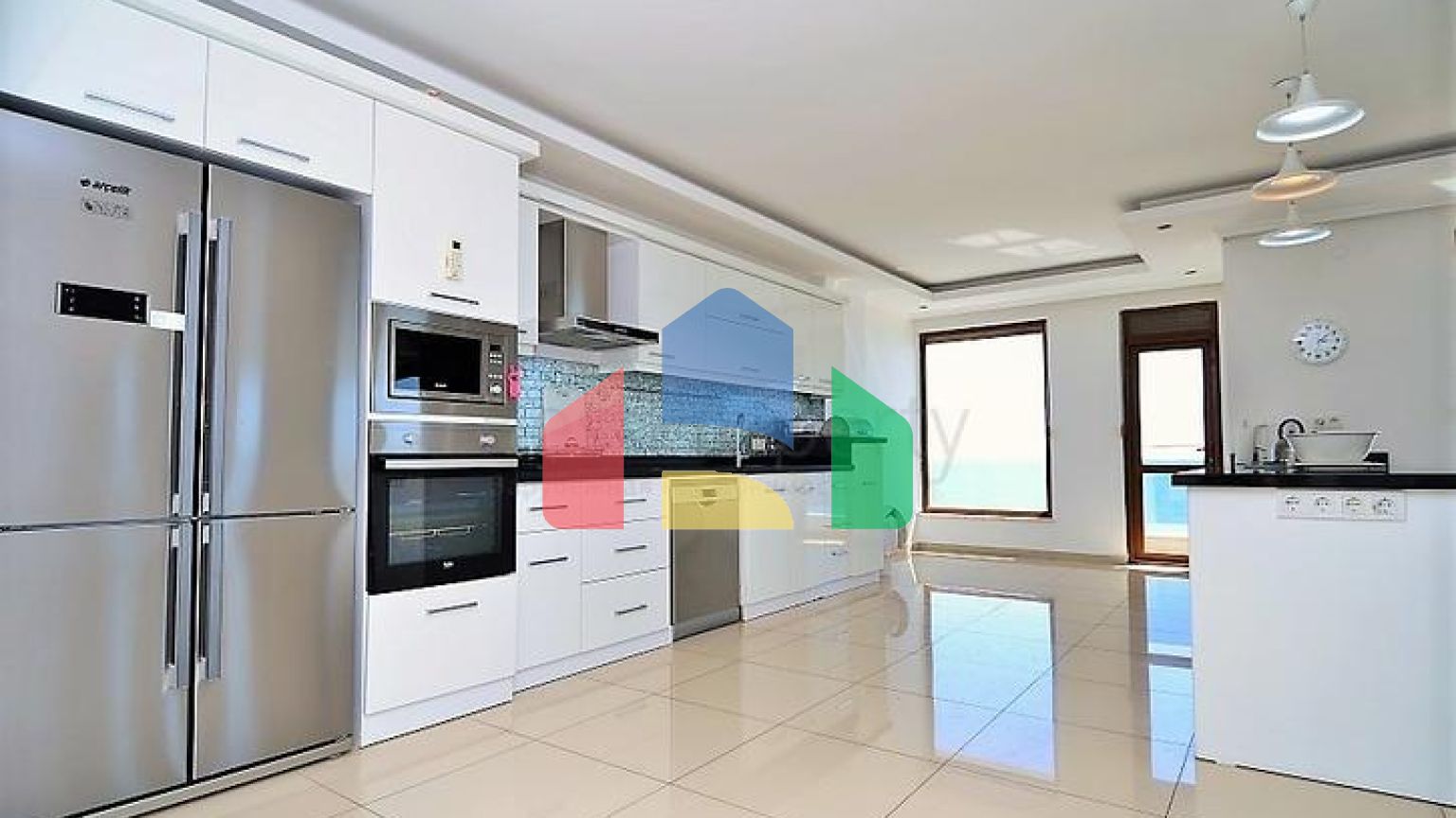 Большой светлый пентхаус с видом на Средиземное море