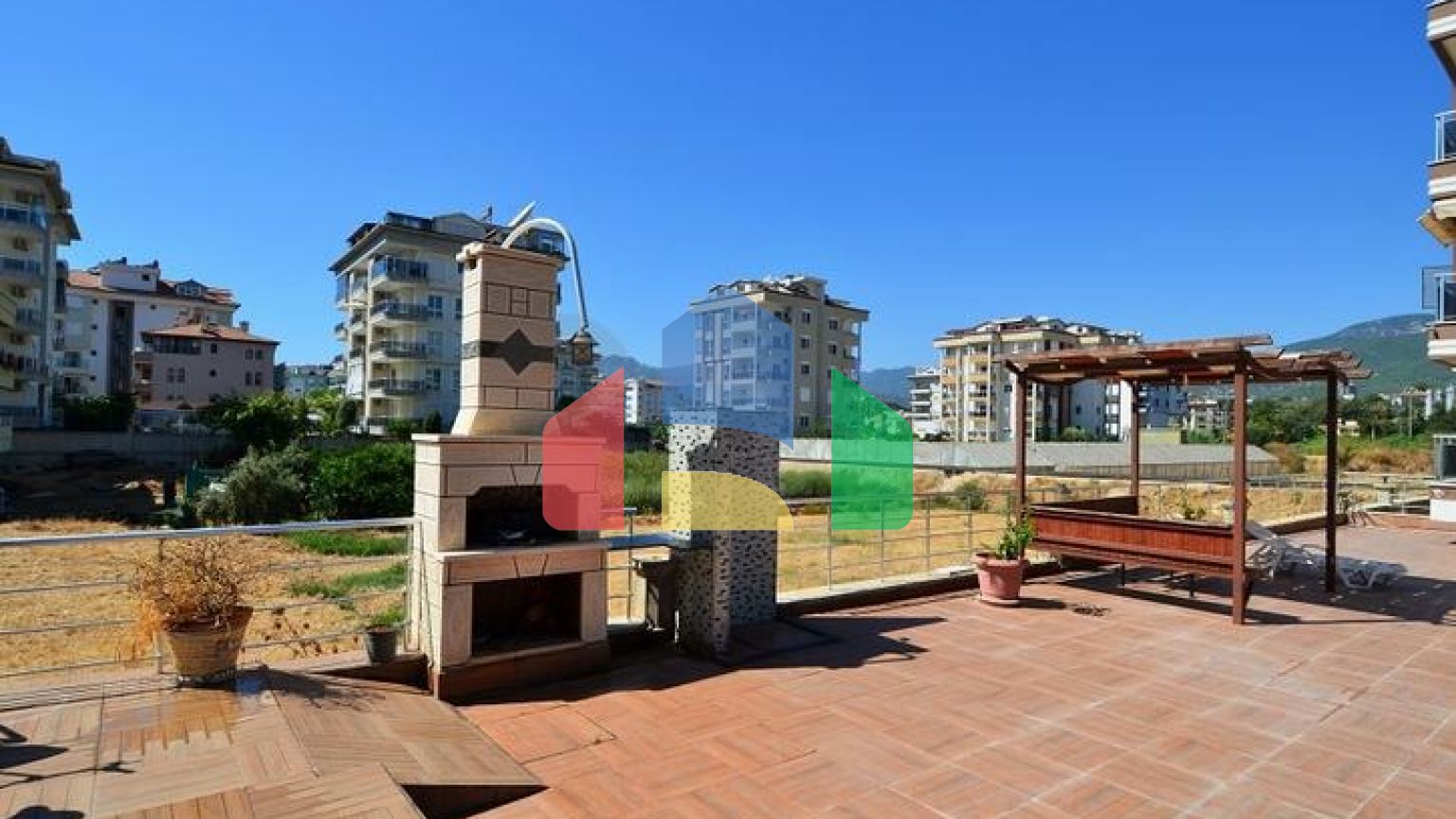 Большой светлый пентхаус с видом на Средиземное море