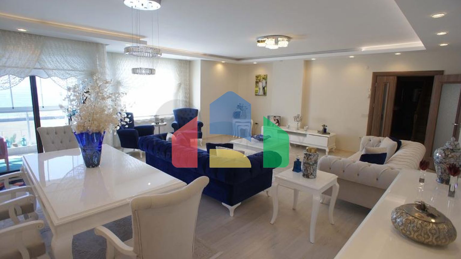 Чотирикімнатна квартира з видом на море в районі Кестель