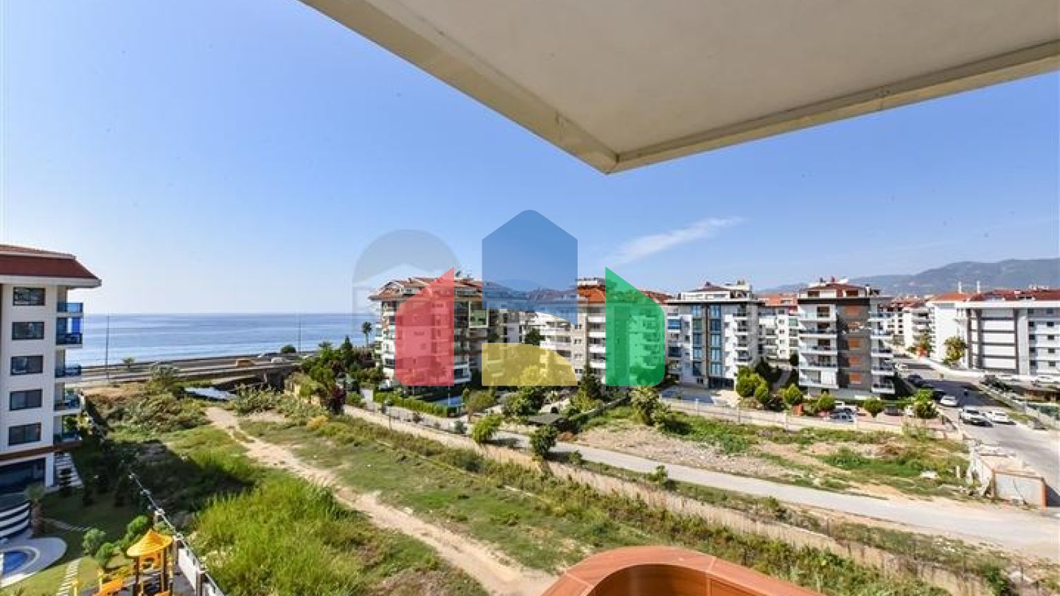 Пентхаус 3+1 с отдельной кухней на первой береговой линии в Кестеле