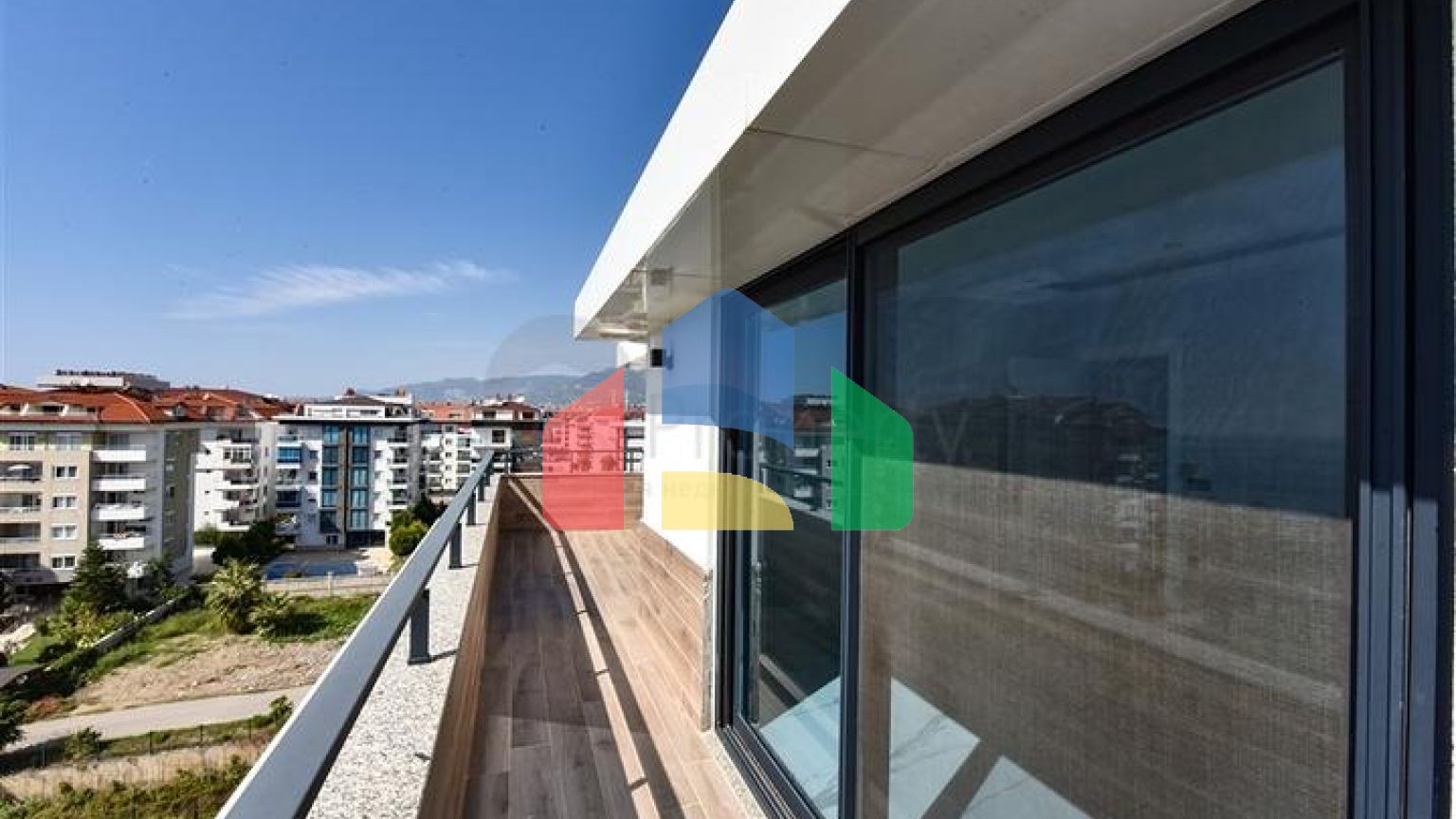 Пентхаус 3+1 с отдельной кухней на первой береговой линии в Кестеле