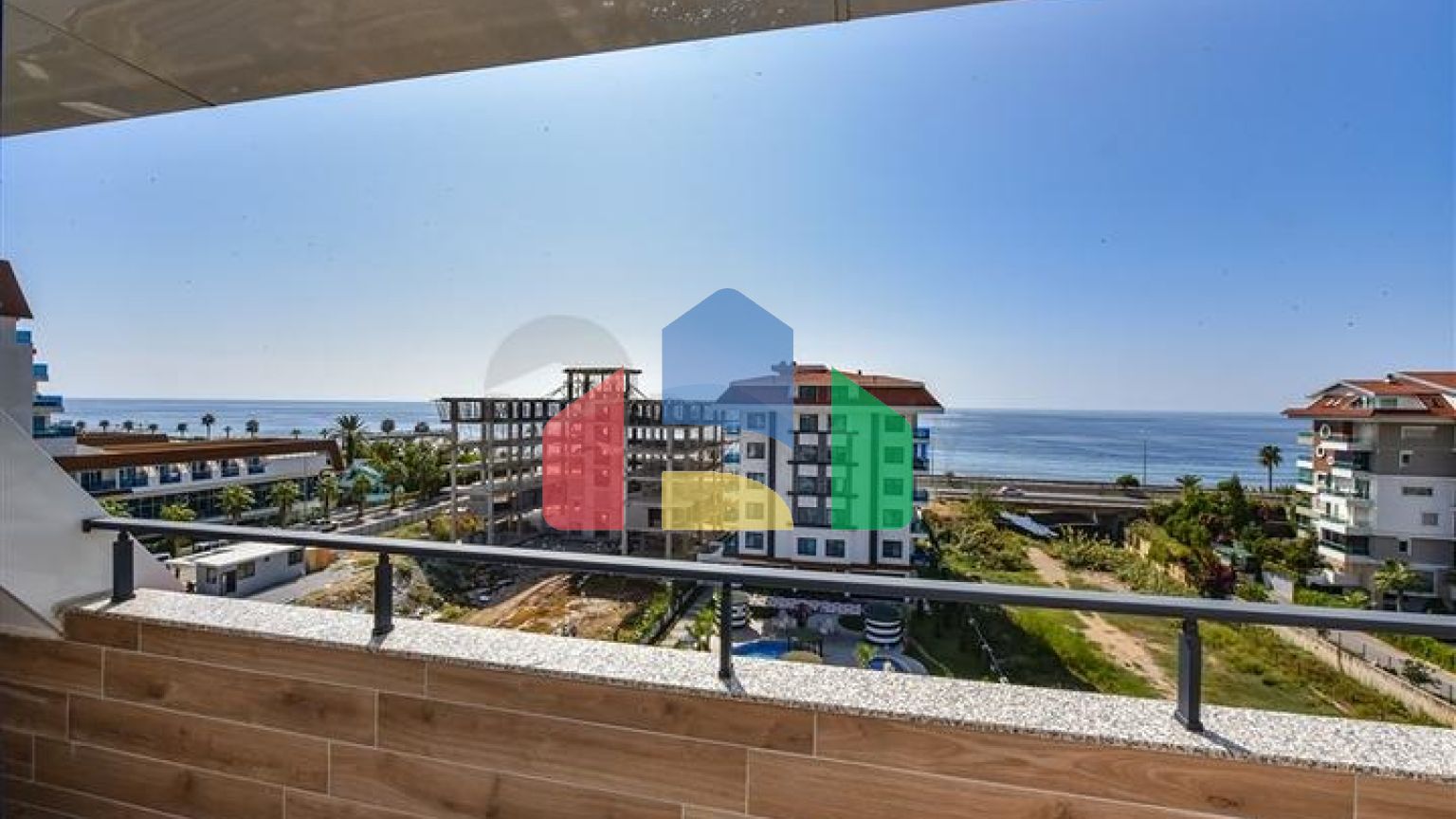 Пентхаус 3+1 с отдельной кухней на первой береговой линии в Кестеле