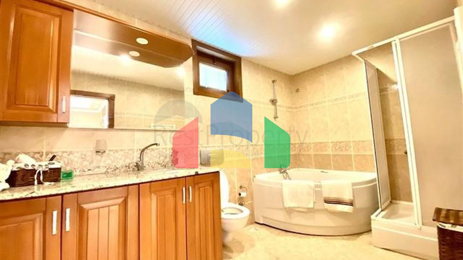 Просторная вилла для большой семьи, в пешей доступности от моря