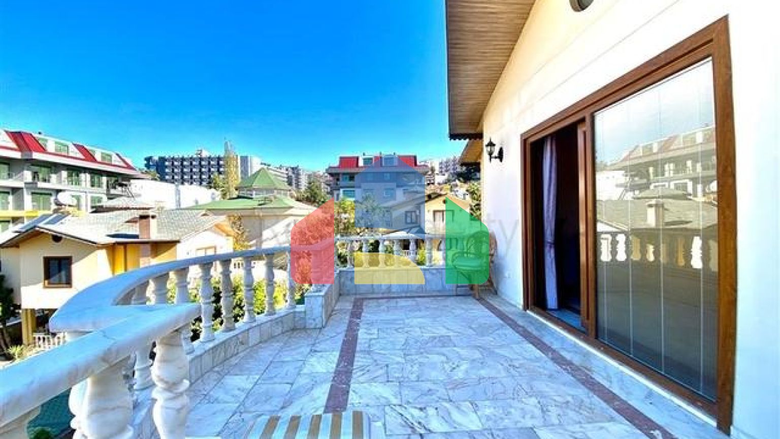 Просторная вилла для большой семьи, в пешей доступности от моря