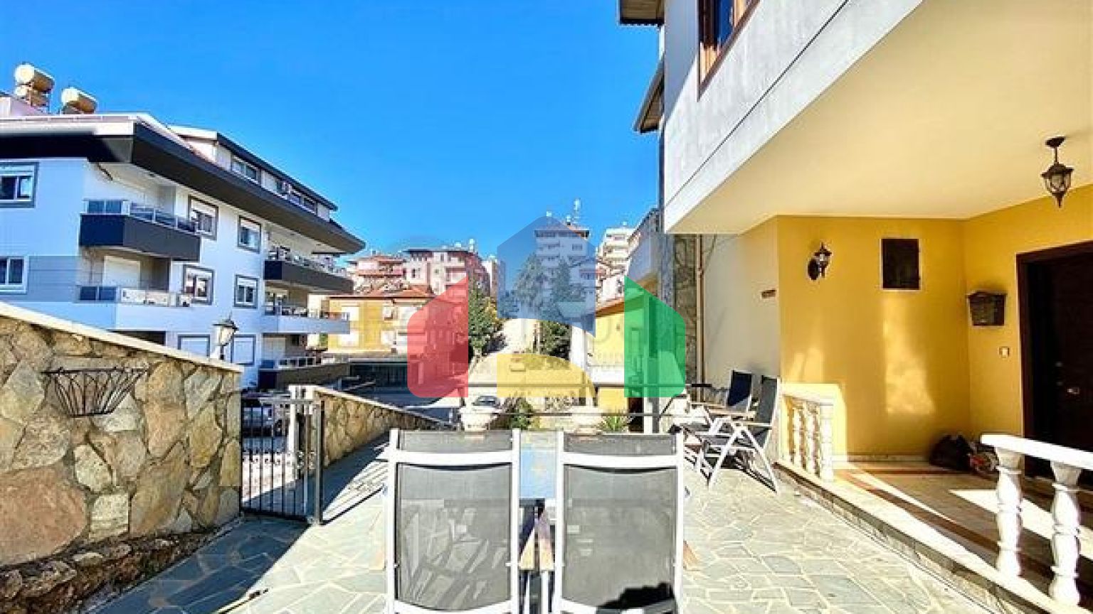 Просторная вилла для большой семьи, в пешей доступности от моря