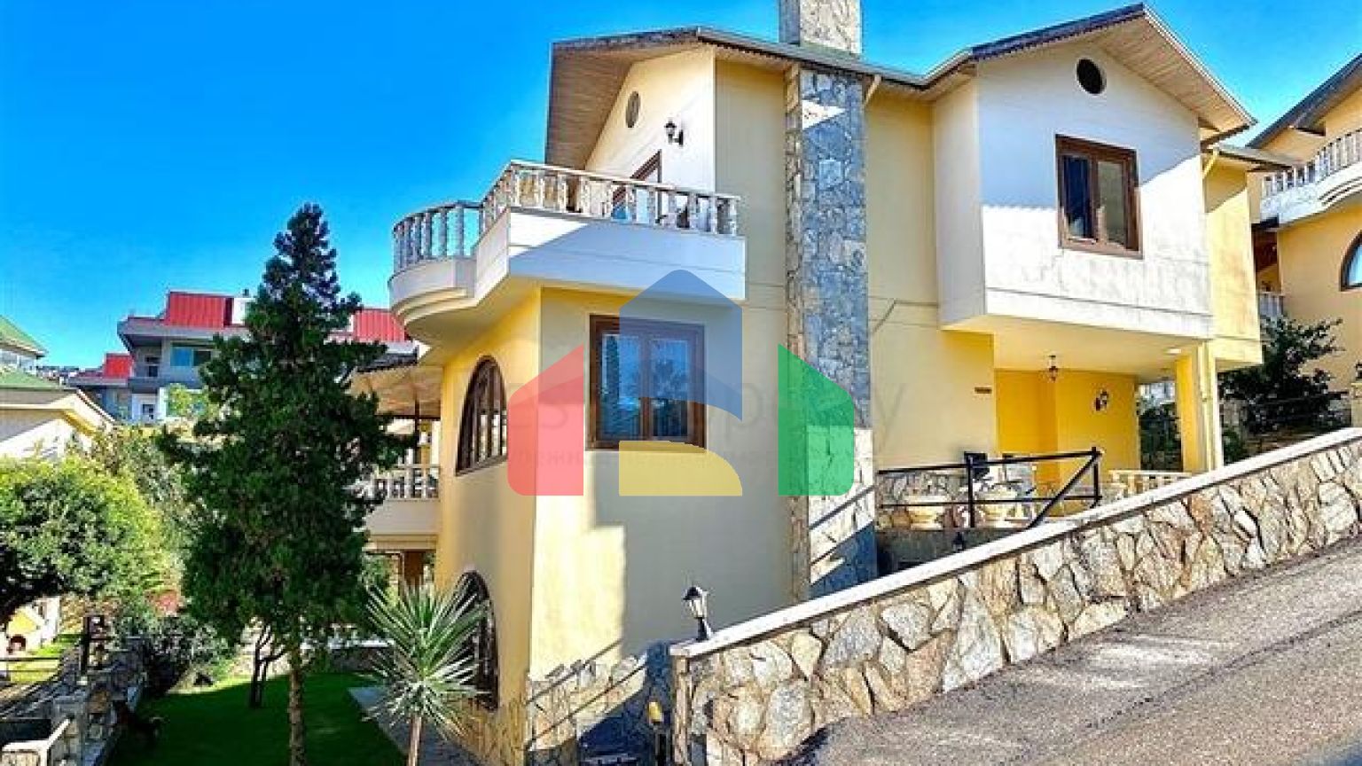 Просторная вилла для большой семьи, в пешей доступности от моря