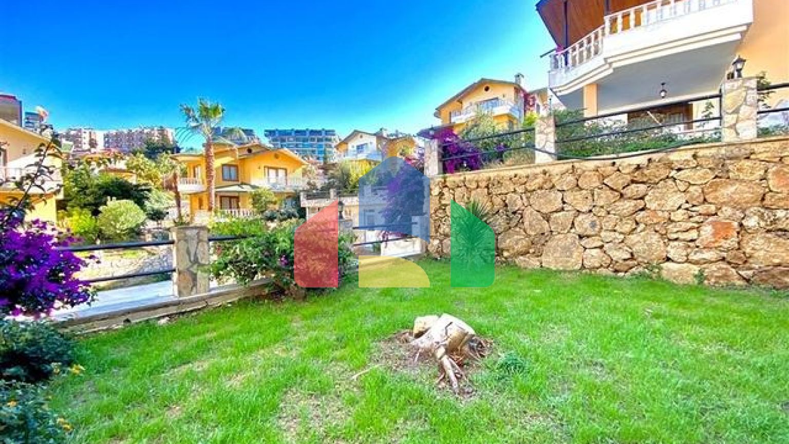 Просторная вилла для большой семьи, в пешей доступности от моря