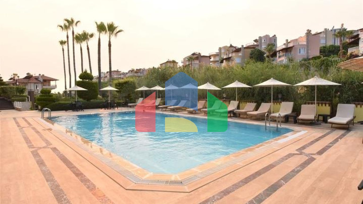 Просторная вилла для большой семьи, в пешей доступности от моря