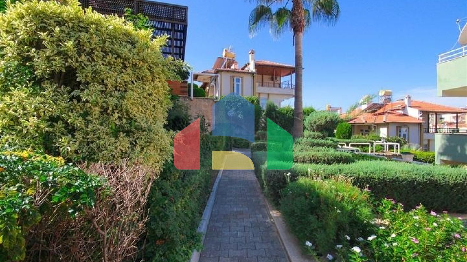 Просторная вилла для большой семьи, в пешей доступности от моря