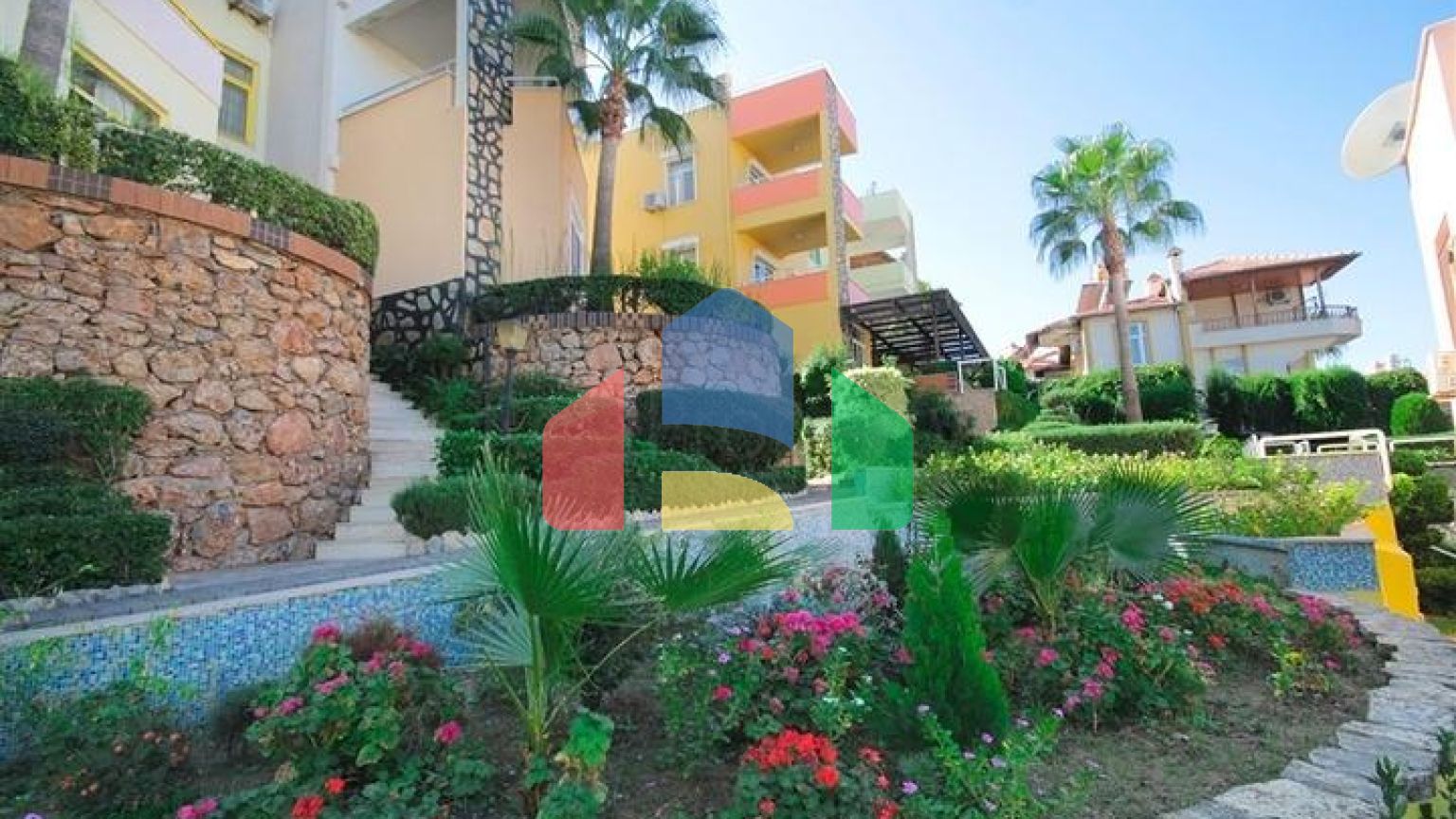 Просторная вилла для большой семьи, в пешей доступности от моря