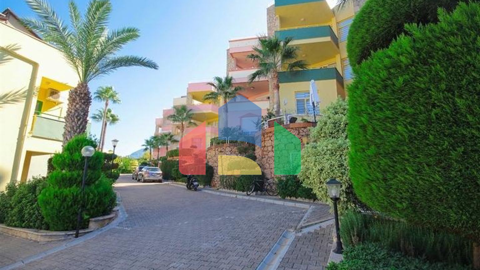 Просторная вилла для большой семьи, в пешей доступности от моря