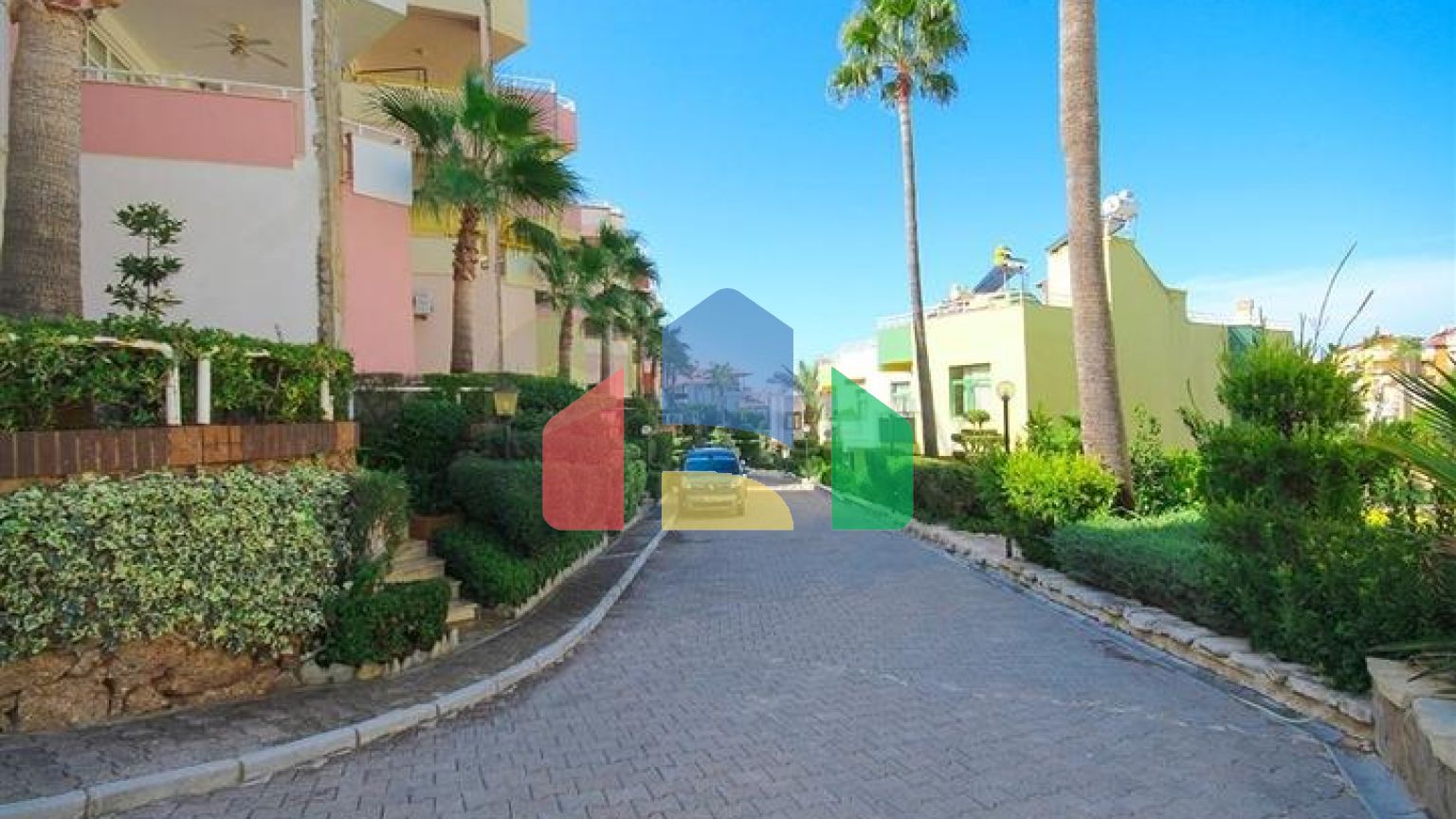 Просторная вилла для большой семьи, в пешей доступности от моря