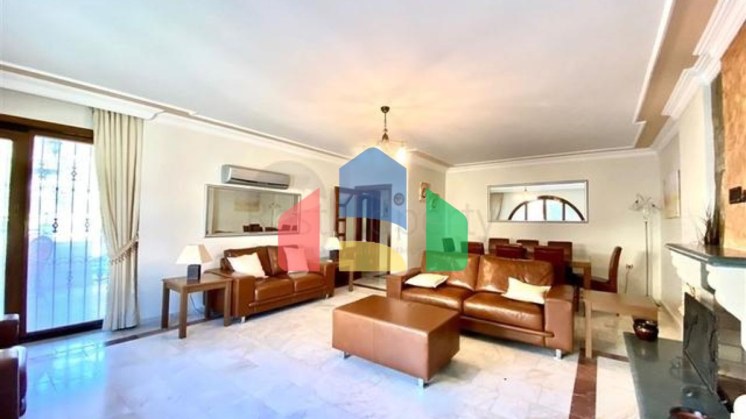 Просторная вилла для большой семьи, в пешей доступности от моря