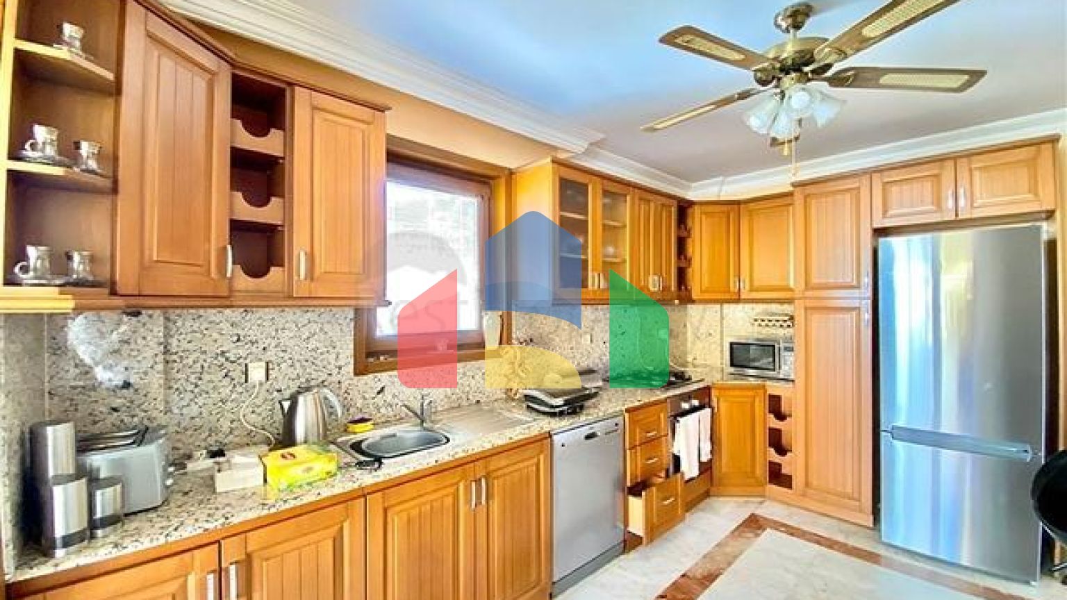 Просторная вилла для большой семьи, в пешей доступности от моря